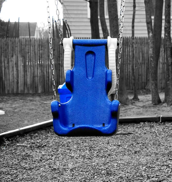 Selektivní Barva Mokré Modré Houpačky Parku Dešti — Stock fotografie