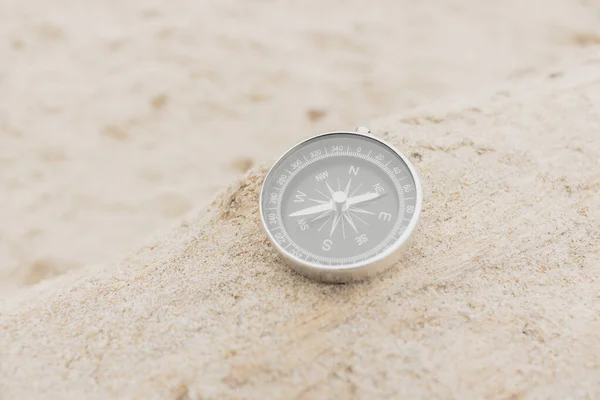 Detailní Záběr Analogového Kompasu Udávající Směr Písku — Stock fotografie