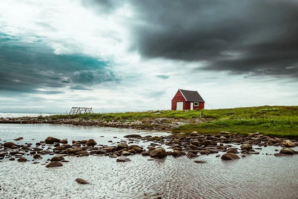 Vacker Scen Ensam Fiskestuga Gräsmark Med Stenar Och Vatten Mot — Stockfoto