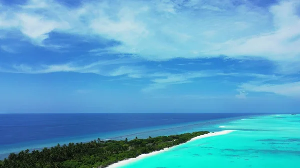 Gök Mavisi Bir Okyanusun Ortasındaki Küçük Bir Adanın Kuş Bakışı — Stok fotoğraf