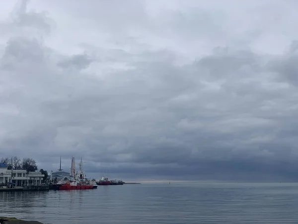 Georgia Batumi Bulutlu Bir Gökyüzünün Altında Güzel Bir Gemi Görüntüsü — Stok fotoğraf