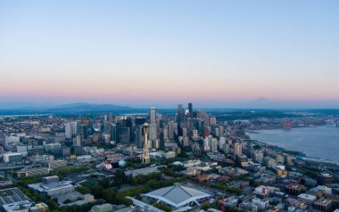 2021 Ağustosunun günbatımında Seattle, Washington ufuk çizgisi ve şehir manzarasının panoramik bir görüntüsü