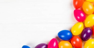 Renkli Paskalya yumurtalarının fotokopi alanı ile üst görüntüsü