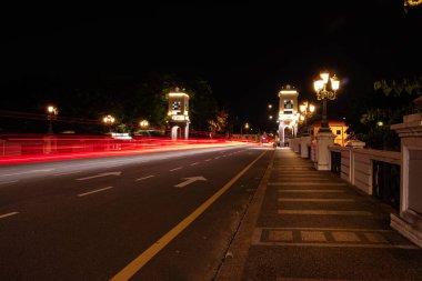 Gece yoldaki ışık izleri..