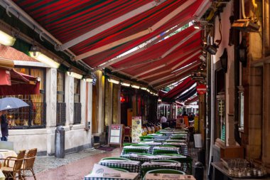 Brüksel, Belçika, Avrupa 'da bir restoranda güzel bir açık hava oturma sahnesi.
