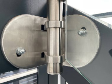 Modern krom paslanmaz çelik tamiri ve merdiven kıskacı