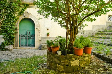 İtalya 'nın Basilicata bölgesinde San Fele köyünde küçük bir meydan.