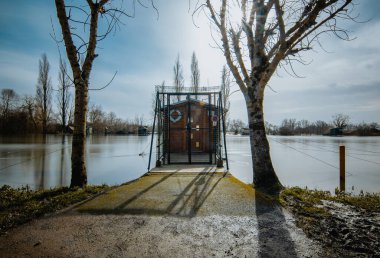 Saint Savini, Fransa 'daki Saint Savinien Charente nehrinde tahta bir karyola.