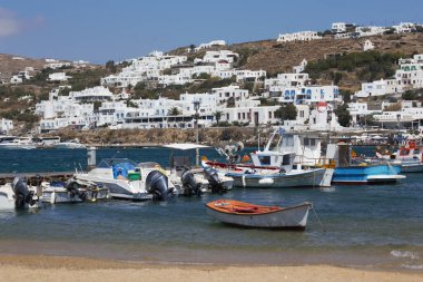 Mikonos limanı Yunanistan 'da ön planda küçük teknelerle