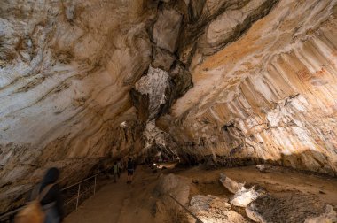 Slovakya 'daki Demenovska Mağarası' nın içinde bir yol.