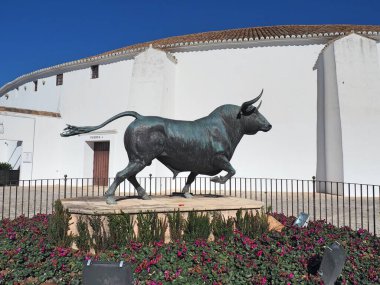 İspanya 'nın Ronda şehrinde boğa güreşi arenasının önündeki boğa heykelinin görüntüsü