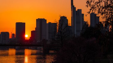Frankfurt am Main, Almanya 'da günbatımında inşa edilmiş eski köprünün manzarası.