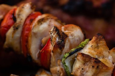 Mangalda ızgara et ve sebze kebabı yakın çekim.