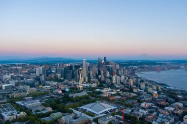 2021 Ağustosunun günbatımında Seattle, Washington ufuk çizgisi ve şehir manzarasının panoramik bir görüntüsü