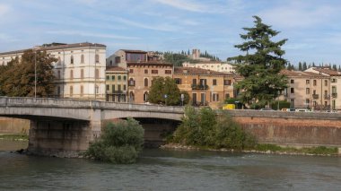 Verona, İtalya 'da güzel bir köprü manzarası ve eski binalar