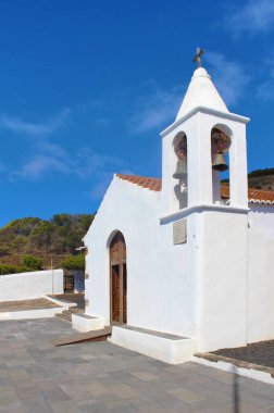 İspanya, Kanarya Adaları, El Hierro 'daki Los Reyes Senyorası' nın Nuestra kilisesinin dikey görüntüsü.