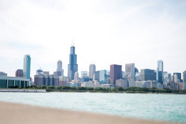 Sahilden yüksek binaların olduğu güzel bir şehir manzarası