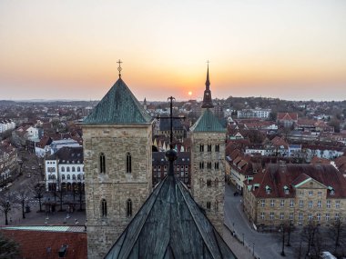 Osnabruck, Almanya 'daki Aziz Peter Katedrali' nin havadan görünüşü.