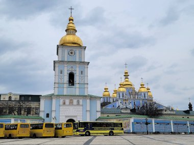 Ukrayna 'nın başkenti Kyiv' deki St. Michael 's Golden Domed Manastırı' nın önünde ambulans otobüsü bekliyor..