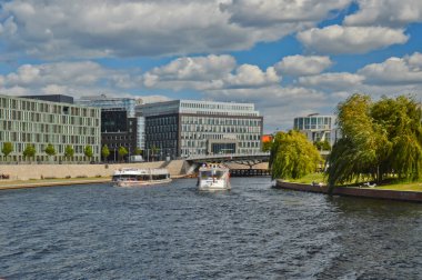The Bundespressekonferenz e.V. Almanya 'nın başkenti Berlin' de güneşli bir günde Spree Nehri üzerinde federal eğitim ve araştırma binası inşa edildi.