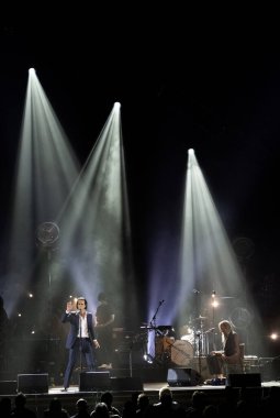 Bir şarkıcı Nick Cave ve Warren Ellis Oakland 'daki Paramount tiyatrosunda yaşıyor.