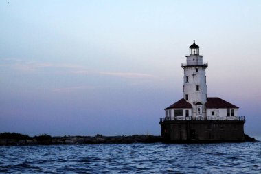 Chicago Liman Feneri 'nin Illinois, ABD' de alacakaranlık gökyüzüne karşı güzel bir çekimi.