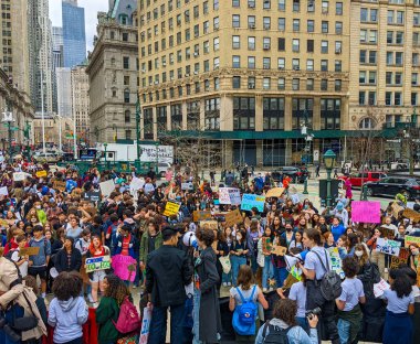New York, Aşağı Manhattan 'da toplanan öğrenciler iklim adaletini talep ettiler.