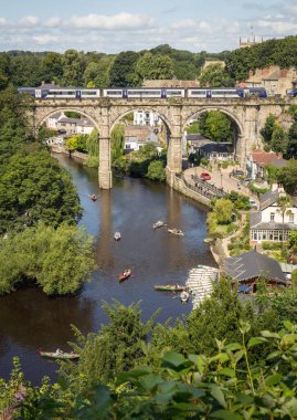 Knaresborough viyadük ve Nidd nehrinin Knaresborough, İngiltere 'deki teknelerinin dikey çekimi.
