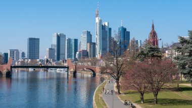 Frankfurt am Main, Almanya 'da ufuk çizgisi olan güzel bir köprü manzarası.
