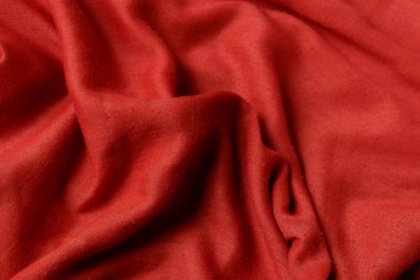 Kırmızı pamuklu kumaşın yakın plan çekimi.