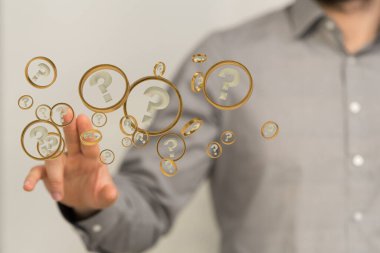 3 boyutlu poz veren bir erkek soru işaretleri oluşturdu