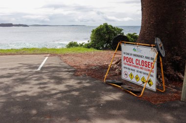 Bakım ve temizlik için kapalı olan havuz işaretinin yakın plan çekimi.