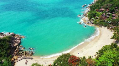 Güneşli bir yaz gününde sakin bir denizi olan güzel bir ada manzarası