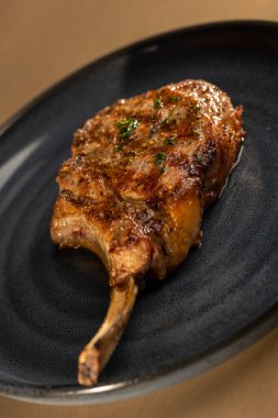 Tabakta ızgara bifteğin yakın plan çekimi.