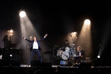 Bir şarkıcı Nick Cave ve Warren Ellis Oakland 'daki Paramount tiyatrosunda yaşıyor.
