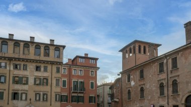 Mavi bulutlu gökyüzünün altındaki eski binaların güzel manzarası