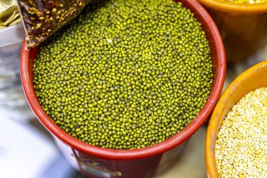 Sokak pazarında satılık fasulyeler.