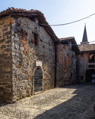 Tipik ortaçağ köyü Ricetto di Candelo 'nun dikey görüntüsü, Piedmont bölgesi, İtalya