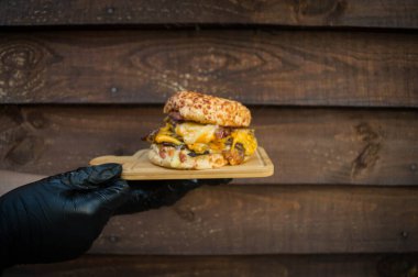 Lezzetli bir hamburgerin yakın çekimi.