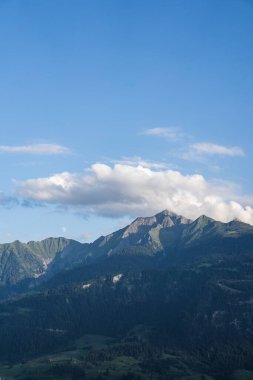 Berrak mavi gökyüzünün altında güzel bir dağ manzarası
