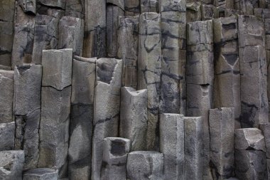 Siyah bazalt sütunlara yakın çekim. Jeoloji.