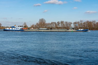 Almanya 'nın Oppenheim yakınlarındaki Ren nehrindeki kargo gemilerinin güzel bir görüntüsü.