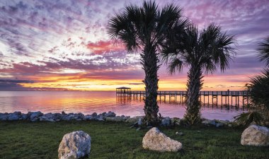 Titusville, Florida 'daki Rotary Riverfront Parkı' nda renkli bir gün doğumu