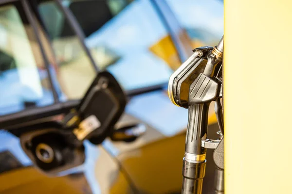 Üzemanyag Fúvóka Közelsége Egy Benzinkútnál Tanksapkával Autón — Stock Fotó