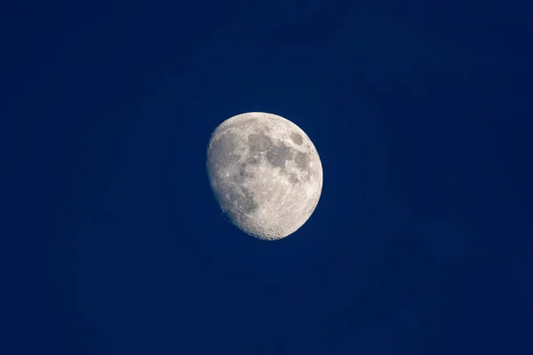 蓝天背景的月亮的特写 — 图库照片