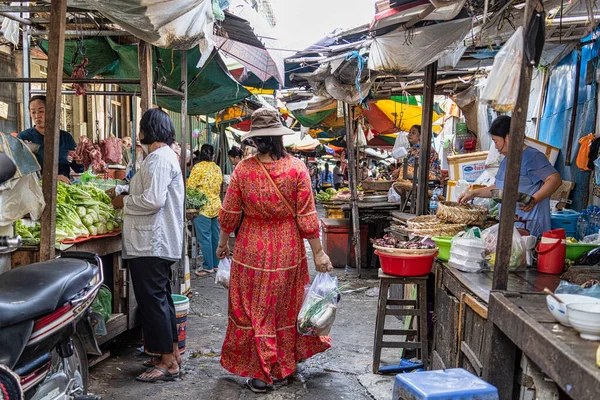カンボジアのカラフルな傘の下でプノンペンの食品市場のベンダーのビュー — ストック写真