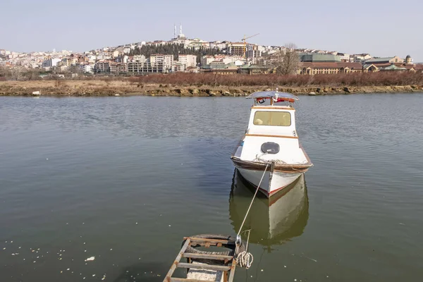 Stanbul Türkiye Haliç Kıyısında Mavi Ufuklu Bir Teknenin Güzel Bir — Stok fotoğraf