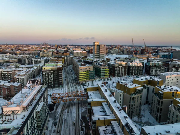 Luchtdrone Zicht Het Verkeer Valimerenkatu Straat Jatkasaari Zonsondergang Helsinki — Stockfoto