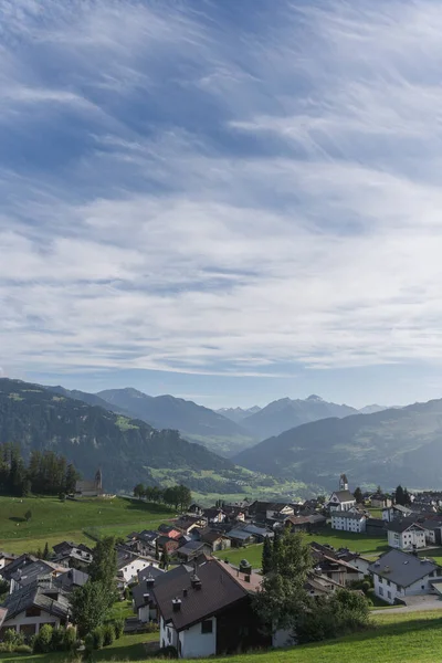 Vertikální Záběr Zamračené Modré Oblohy Nad Švýcarskem Falera Graubunden Grisons — Stock fotografie