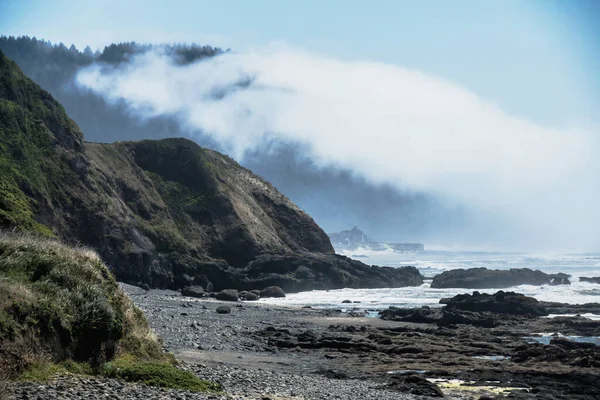 Una Costa Rocciosa Con Vista Corpo Acqua Contro Nuvole Montagne — Foto Stock